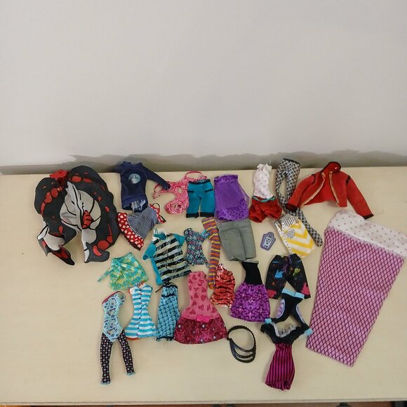 Assorted Monster High clothing and accessories - Picture 1 of 14